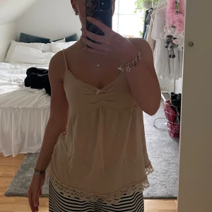 Odd Molly Linne - Beige/Ljusrosa linne från Odd Molly. Har en liten fläck på baksidan, men syns knappt när man har på sig det. Pris kan diskuteras🩷