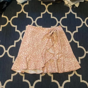 Blommig kjol - Blommig vit och rosa kjol 