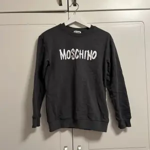 Moschino tröja för endast 400. 10/10 skick helt ny, skriv för frågor 🤝