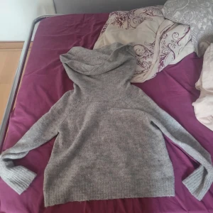 Stickad tröja  - Säljer en stickad tröja i storlek s. Den har en större krage