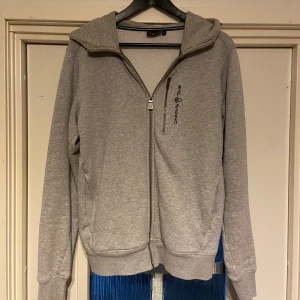 Sail racing hoodie - Storlek S som passar som en liten M.  Mycket bra skicka, inga fläckar eller hål.   Ny pris: 1500kr