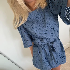 Hålbroderad klänning  - Supersöt hålbroderad klänning från Nakd, aldrig använd❤️