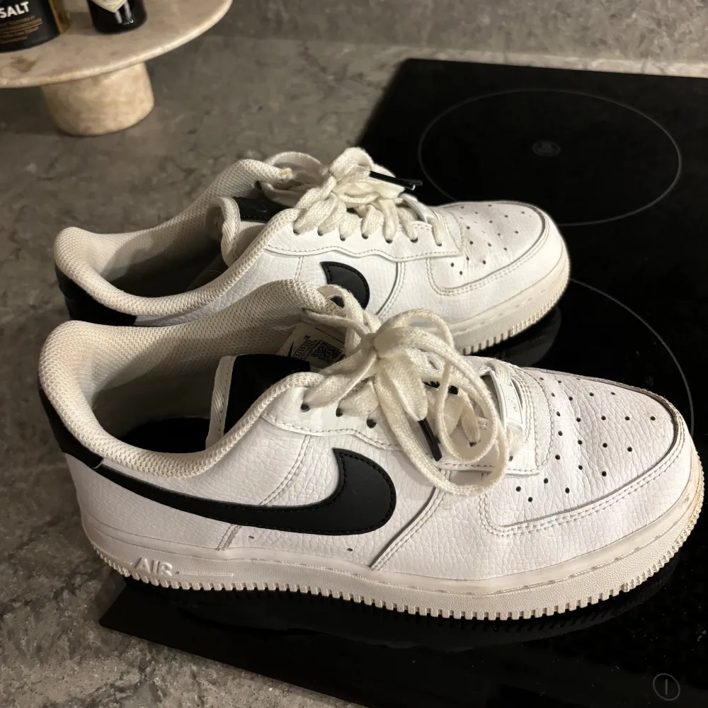 Säljer dessa Nike airforce. Använda men gott skick. Storlek 37,5. 300kr. Skor.