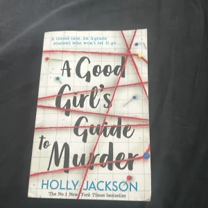 Bok - A good girl’s guide to murder - Skit bra bok, har läst ut den och tänkte sälja vidare. Bra skick, inga skadade eller målade sidor. Rekommenderar boken starkt!! Köpte på bokkompaniet för 150kr❤️