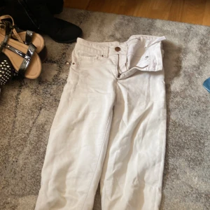 Skinnet jeans -  Vita skinny jeans storlek XS för billigt pris