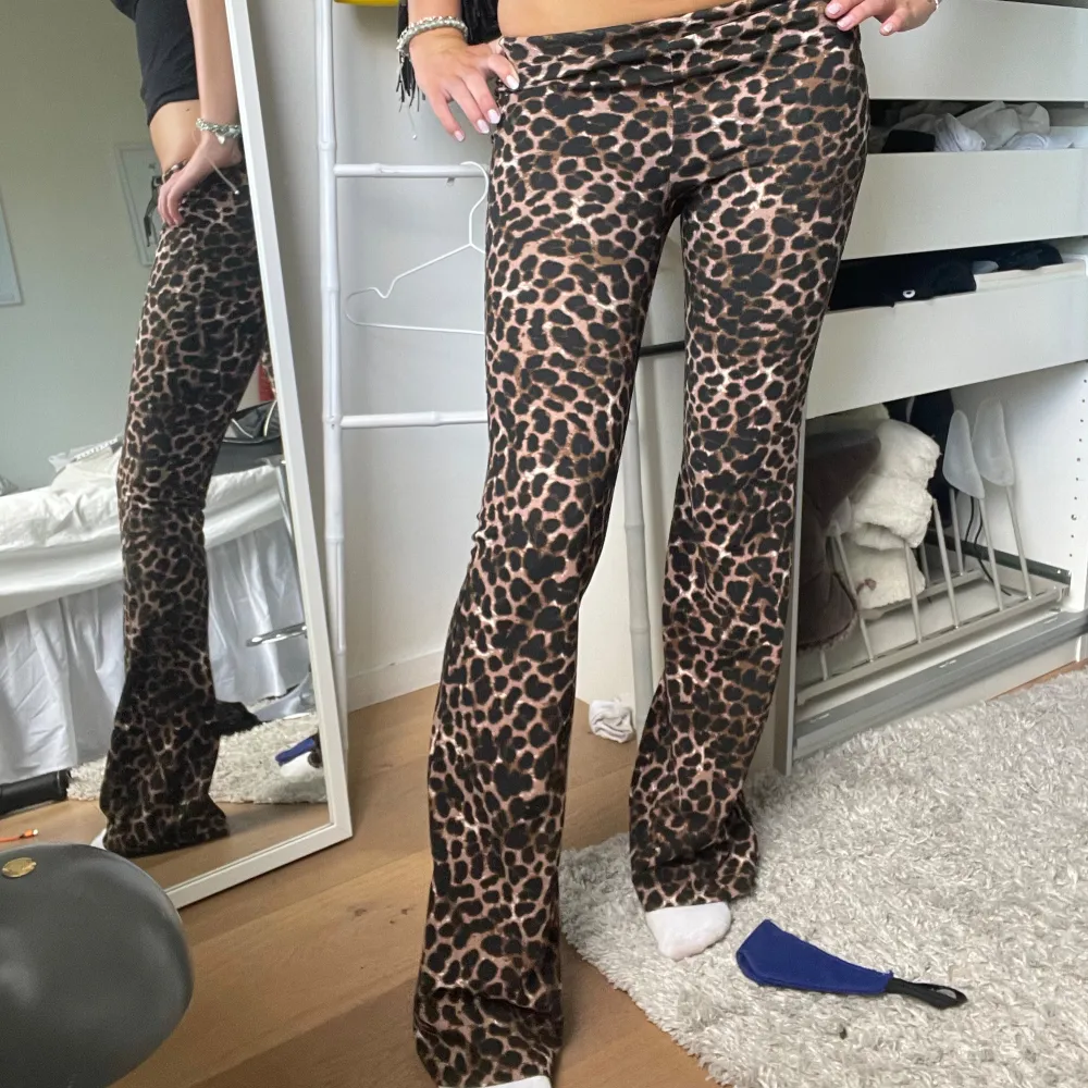 As coola leopard mönstrade byxor som jag bara har använt två gånger🥰. Jeans & Byxor.