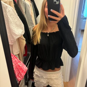 Off shoulder tröja  - Supersnygg tröja ifrån hm som kan vara både off/on shoulder, knappt använd och i mycket bra skick!!