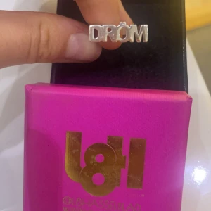 Lotta Hasselblad ring - Säljer nu min lotta Hasselblad ring som inte kommer till användning mer. Fick den denna julen, men har knte använt jättemycket, inga skador. 18,5 -19 mm. Nypris 950☺️