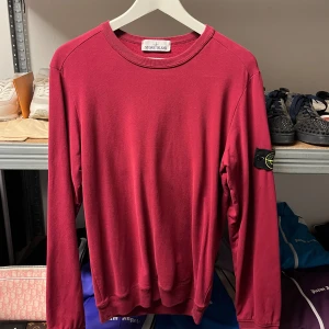 Stone Island Crewneck- Wine Red - WTS  Storlek: Small Skick: 9/10 Pris: 1200:-    Vänligen hör av dig vid frågor eller önskemål om mer bilder osv.