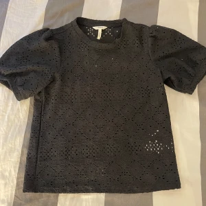 Svart t-shirt - Snygg svart t-shirt/blus, köpare står för frakten💓💓