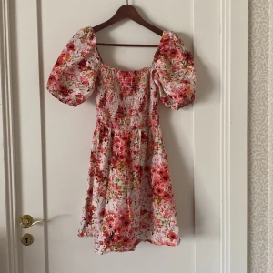 Blommig klänning från Hm - En jättefin blommig klänning från HM