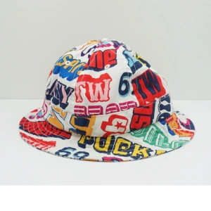 SUPREME HYSTERIC GLAMOUR TEXT BELL HAT WHITE - SUPREME HYSTERIC GLAMOUR TEXT BELL HAT WHITE. Riktig fin supreme hatt. Rare går knappt o hitta längre. Använd lite.