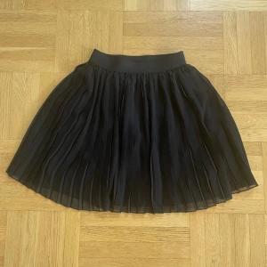 Kjol - Svart kjol med resor i midjan 