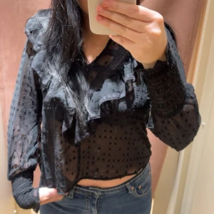 Only Blus - Säljer denna fina blus från Only då den inte kommer till andvänding. Storlek M men passar också S. Eftersom den är genomskinlig är det lika fint med ett svart linne under! Andvänt några fåtal gånger så är helt som ny💗