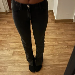 Svarta lågmidjade utsvängda jeans från H&M, storlek 140 🖤 - Säljer ett par svarta lågmidjade tighta utsvängda jeans från H&M i storlek 140. De är superbekväma och sitter riktigt snyggt. Jeansen är i bra skick och redo för en ny garderob.  Intresserad? Hör av dig för fler bilder eller frågor! 😊