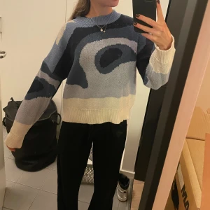Blå stickad tröja SHEIN - Jättefin blå stickad tröja med coolt mönster. Fint skick! Från SHEIN i storlek S. 