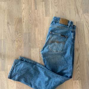 Säljer dessa nudie jeans i storlek W28/L28 | jeansen är i bra skick utöver taggen där bak på jeansen som är lite urtvättad | hör av er vid frågor! 👌🏻