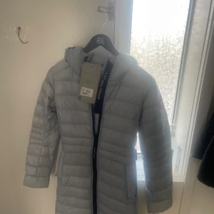Ny Canada goose jacka dam  - Snyggaste jackan men jag passar inte i blå 💔 den är body shaped som en ⏳ och helt ny 