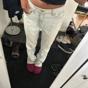 Raka ljusa mid rise jeans - Ett par snygga mid rise jeans från zara! Använd fåtal gånger och i bra skick! 
