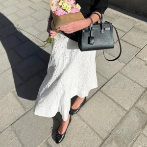 Zara kjol - Säljer en lång vit kjol från Zara i storlek XS, superbra skick ❤️