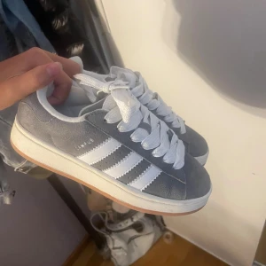 Säljer adidas campus - Säljer mina campus skor då jag inte tycker dom passar min stil. Helt nya använd en gång och i väldigt bra skick.  Pris kan diskuteras