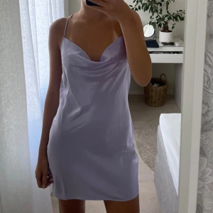 Satinklänning - Superfin satinklänning, aldrig använd!💗💗