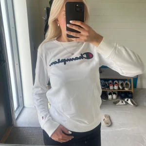 Champion tröja - Collage tröja från champion i barnstorlek 150 men passar mig som vanligtvis bär XS/S🤍