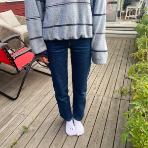 Levi’s ribcage straight - Mörkblå raka levi’s jeans. Välanvända men hela & fina. Min syrra på bilden är 167 💅