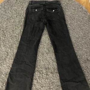 Jeans  - Bra skick använt typ 1 gång säljer på grund av att de inte kommer till användning💕 Färg: svart/grå