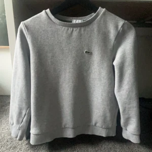 Lacoste tröja  - Tjenare säljer en skön Lacoste tröja grå. Skön och otroligt bra skick, köpte den för en månad sedan och så var den för liten 