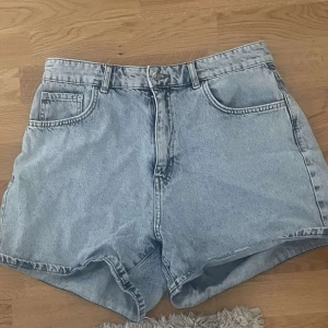 Blå jeans shorts - Från Gina trico. Använd några gånger. Storlek 42. Ksk diskutera pris.