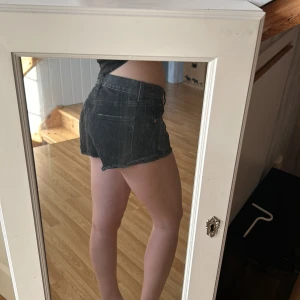 Lågmidjade svarta jeansshorts - I mycket bra skick och säljer för dom har blivit för små
