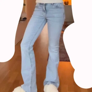 Lowwaist bootcut  - Low waist bootcut jeans i fin ljusblå färg, inte använda så mycket 