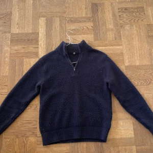 Halv zip - Säljer nu denna marinblåa halv zipen från uniqlo. Har blivit lite nopprig men är förövrigt i fint skick, Storlek S. Hör av dig om du har ytterligare funderingar!