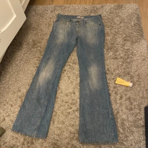 Lågmidjade utsvängda jeans - Skitsnygga jeans från Fornarina som har en jättefin ton/färg till de. 🤍🩵Be gärna om fler bilder för att visa märket!