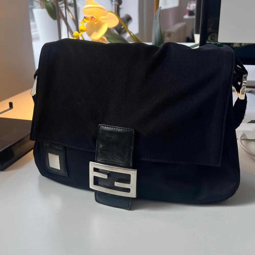 Svart Fendi Baguette. Använt väskan flitigt och den har några små märken. Är därför väldigt flexibel med priset 😊 Den rymmer väldigt mycket och har en innerficka. Köpt på TheVintageBar med bevis!. Väskor.