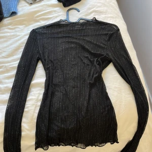 Glittrig Festtopp  - Använd en gång. Från bikbok, originalpris 450kr