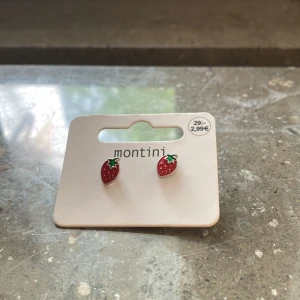 Örhängen  - Säljer då de inte kommer till användning, oanvända och helt nya med prislapp😇💗