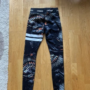 Träningstights - Träningstights från STRONGER i storlek S. Endast använda en fåtal gånger  