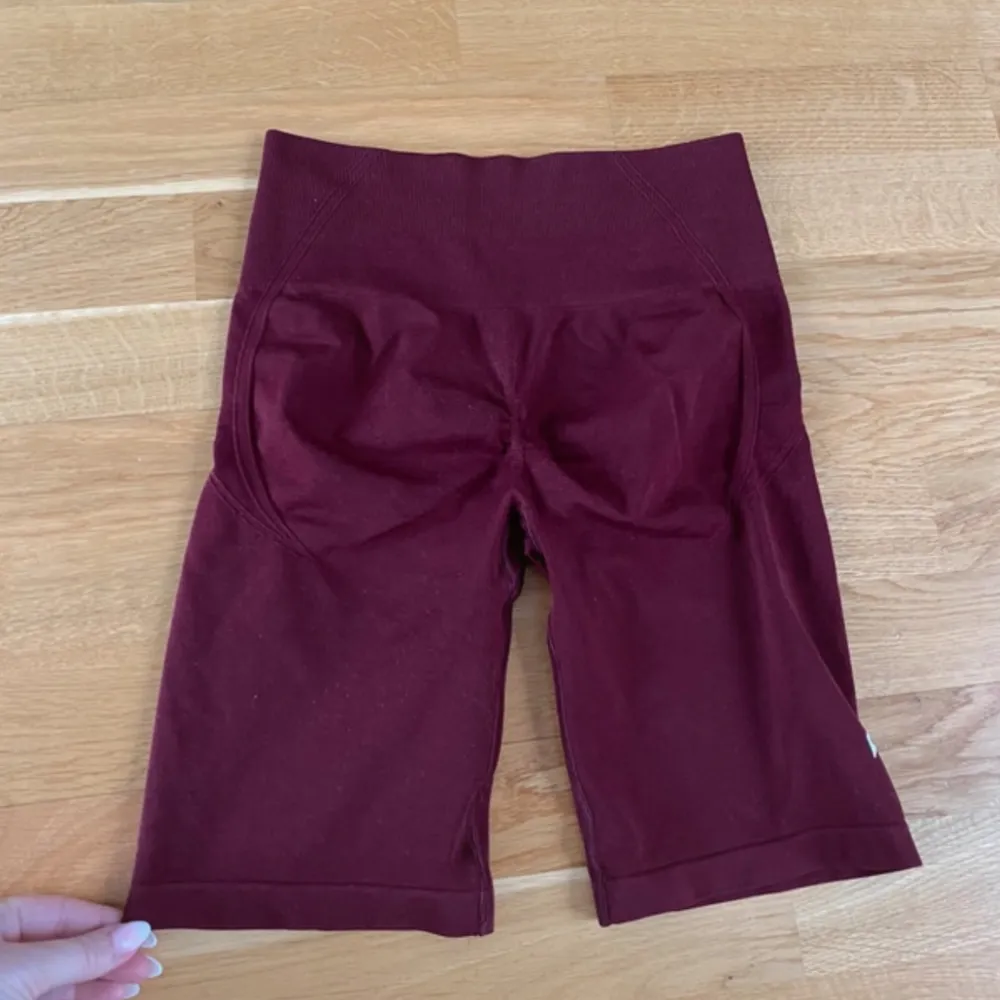 Oner Active effortless cycling shorts i storlek M. I färgen Rosewood. Har använd dessa 1-2 gånger och de är i toppskick. Inget att anmärka på. Väldigt populära och slutsålda. 52% polyamid, 37% polyester, 11% elastan. . Sportswear.