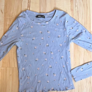 Coquette babyblå crop top  - Babyblå crop top i blommigt mönster💧🧊🧸🎀