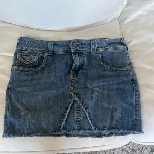 Jeanskjol - Jätte fin lågmidjad jeans kjol som inte kommer till användning.