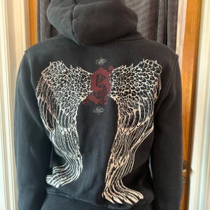 sinful ziphoodie  - säljer min sinful tröja därför att den börjar bli för liten på mej, den är använd typ 5 ggr o i jätte bra skick. 