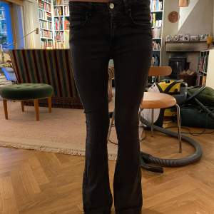 Säljer nu mina älskade victoriabeckham jeans, super snygga och coola jeans! Fint skick, förutom ett pyttelitet hål längst ned, inget som märks, de sista bilden. Low waistef och bootcut! Skriv för fler bilder!!