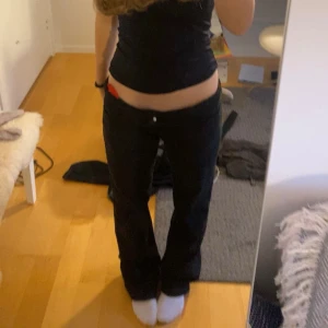 Jeans - Jeans från cross, strl 30/32. På bilden är de nedvikta då de är lite för stora för mig. Jeansen har inga defekter och använt sparsamt fåtal gånger. 
