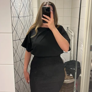 Klänning med lace - I storlek 12 men funkar för 10 också. I midi längd, slutar precis vid knäna. Nypris 600. Märke: AX paris