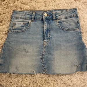 Gina tricot jeanskjol - Väldigt fin jeans kjol från Gina tricot, inte använd så mycket så fint skick! Kom privat för frågor!