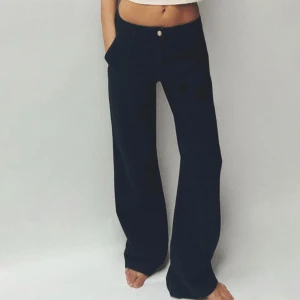 byxor från zara - mörkblå lågmidjade byxor från zara i storlek 34. stora i storleken så passar mer 36/38.  nyskick, endast använda 1 gång