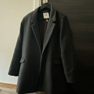 Object stilren tjockare kavaj - En snygg kavaj i mörkgrå färg med en klassisk design. Kavajen har en rak passform. Den har två fickor framtill och en bröstficka. Kavajen är perfekt för både vardag och fest.