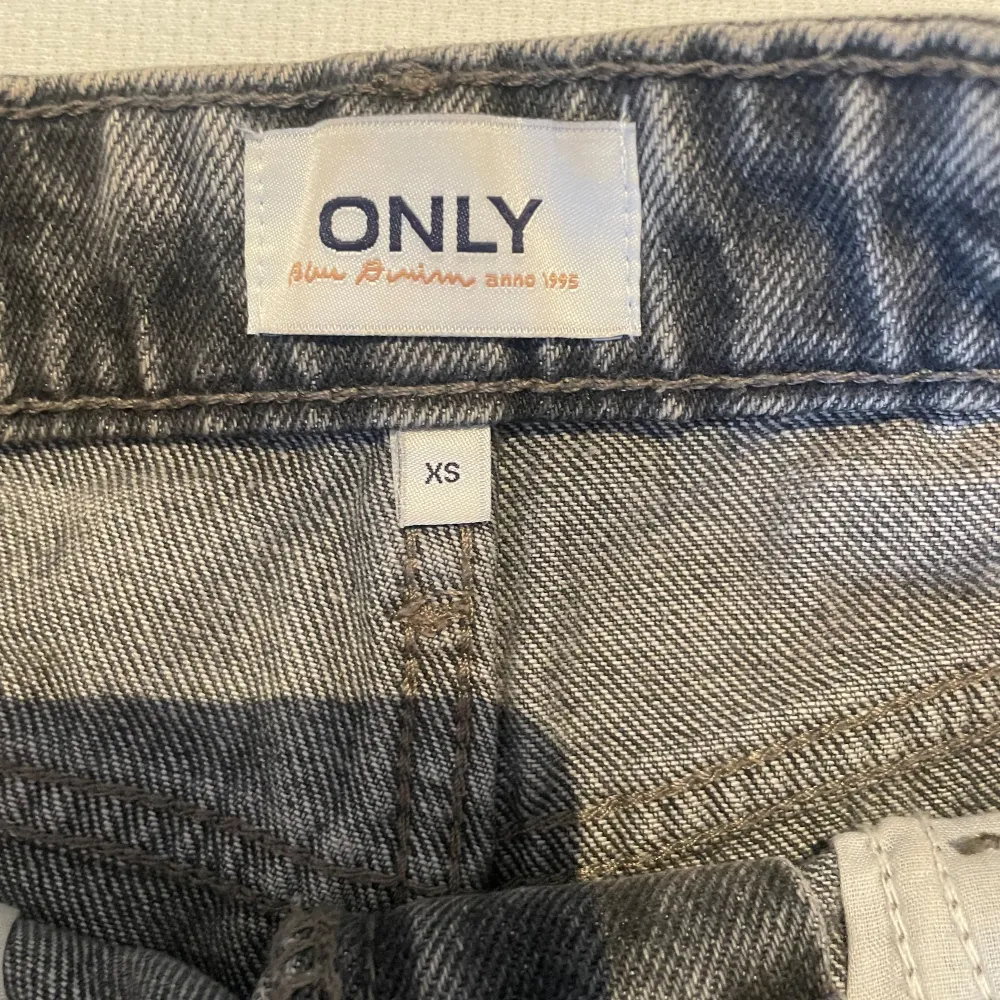  Säljer dessa jeans shortsen eftersom de inte kommer till användning. Dessa shortsen har använts max fem gånger så dem är jättebra skick.. Shorts.